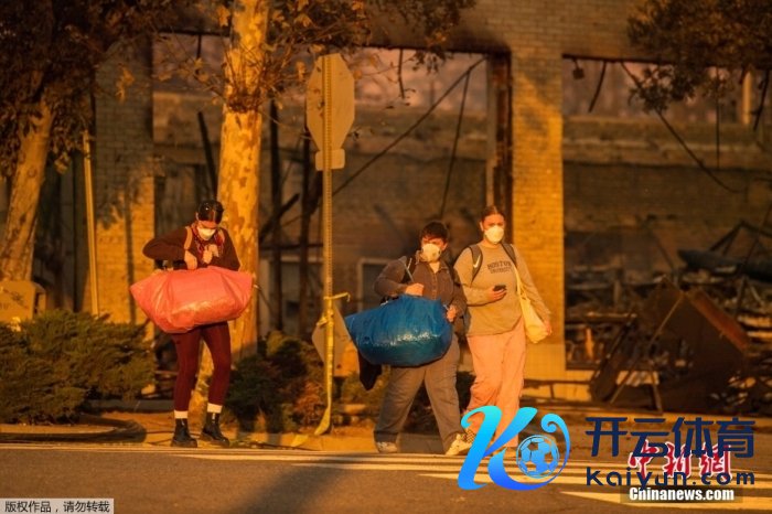 近日,好意思国加利福尼亚州洛杉矶多地山火抓续迫害,无数公共房屋被毁离家逃一火。图为当地时候1月9日,好意思国加州洛杉矶县阿尔塔迪纳,公共佩带财物从家中惊骇。 近日,好意思国加利福尼亚州洛杉矶多地山火抓续迫害,无数公共房屋被毁离家逃一火。图为当地时候1月9日,好意思国加州洛杉矶县阿尔塔迪纳,公共佩带财物从家中惊骇。